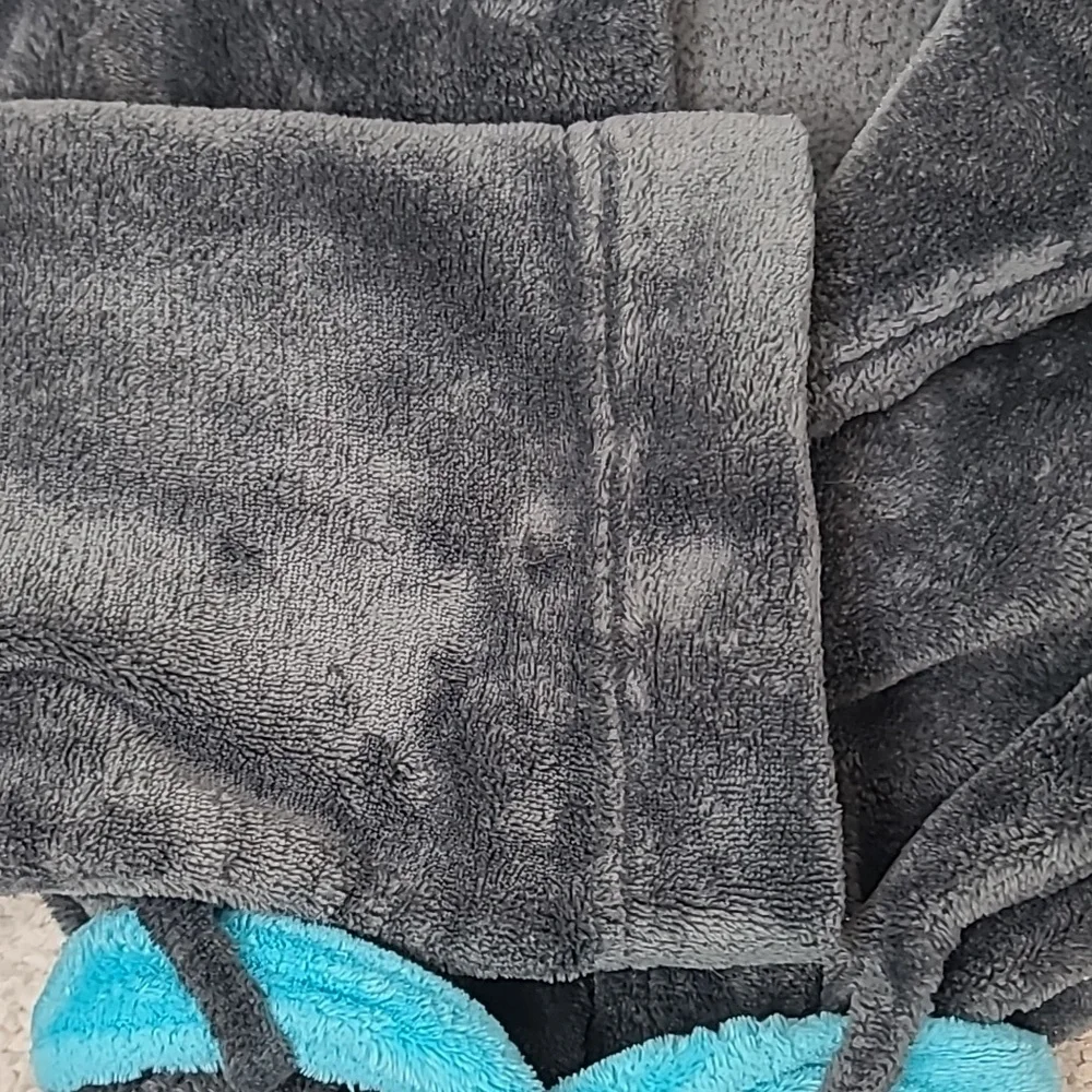 Cat & Jack Plush Cozy Sherpa Long Sleeve Hooded Monster Robe in Dark Gray/Blue